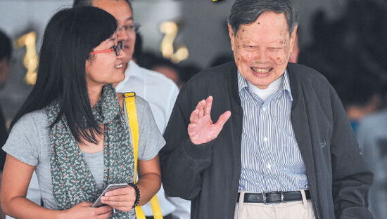 9月18日，楊振寧在合肥參觀(guān)中國(guó)科大近代物理系時(shí)接受記者采訪(fǎng)。記者卞世鵬/攝