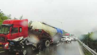 西攀高速公路追尾事故現(xiàn)場。