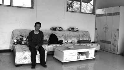 交完彩禮錢，牛志忠?guī)缀跎頍o分文，家里的沙發(fā)、茶幾、衣柜都是凌光輝買的。京華時報記者張恒攝