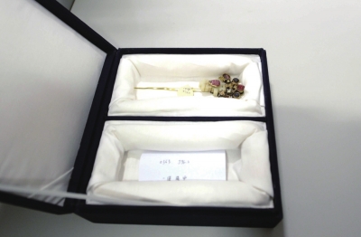 存放于匣內(nèi)的金簪華美依舊。