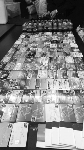 警方在行動(dòng)中繳獲的地下錢莊持有的銀行卡和手機(jī)、U盾等作案工具。