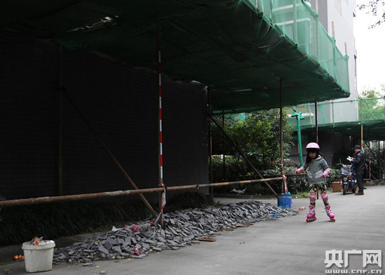 成都一小區(qū)外墻掉渣居民樓掛條幅:區(qū)長(zhǎng)您敢住嗎 成都一小區(qū)外墻掉渣居民樓掛條幅:區(qū)長(zhǎng)您敢住嗎