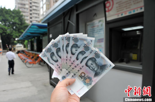 “如果是千元左右的跨行轉(zhuǎn)賬，都會(huì)先充值到支付寶，然后再轉(zhuǎn)到相應(yīng)銀行賬戶中”，肩負(fù)3000多元月供的北京白領(lǐng)小李告訴中新網(wǎng)記者，這樣操作起來(lái)方便、省時(shí)，還免去下載好幾個(gè)銀行客戶端的麻煩。