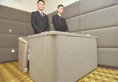 審訊室、居住室內(nèi)的桌椅板凳都進行了軟包。