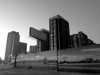 荒地西、南、北三面被2米多高的圍欄圍住。