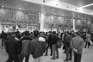還沒(méi)買到回家火車票的人仍有很多 CFP供圖