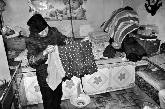 給爺爺?shù)芥?zhèn)上領(lǐng)過冬的福利，卻領(lǐng)回短裙短褲