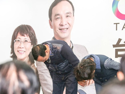 國民黨明天下午將召開臨時中常會，決定由誰擔任代理主席。圖為朱立倫與王如玄上午到競選總部，向支持自己競選的志工們一一致意，感謝他們的陪伴。圖片來源：臺灣《聯(lián)合報》