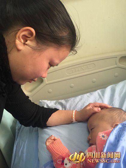 徐女士看著睡著的兒子，心里為手術(shù)費發(fā)愁