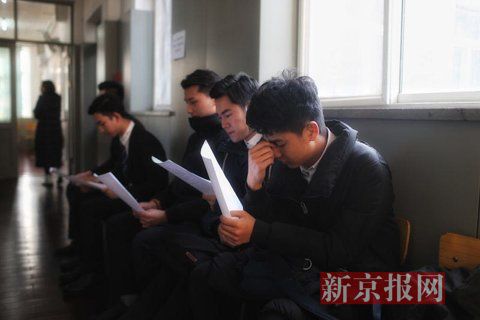 主持系考生正在備考區(qū)等待考試。