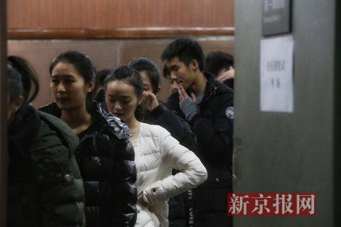 音樂劇系考生在備考區(qū)域等待考試。新京報記者 周崗峰 攝