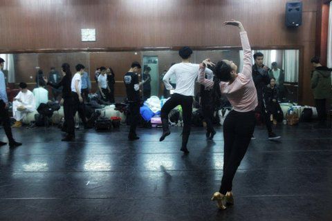 音樂劇系考生在備考區(qū)域等待考試。新京報記者 周崗峰 攝