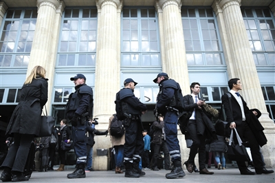 法國巴黎，警方加強(qiáng)安保工作。圖/CFP