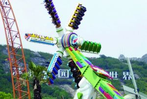 3月28日零點剛過幾分鐘，上海迪士尼6月16日開園日的門票就宣告售罄，巨大的訪問量一度導(dǎo)致票務(wù)系統(tǒng)出現(xiàn)間歇性故障，被網(wǎng)友調(diào)侃“激烈程度堪比春運”。網(wǎng)上甚至有“黃?！睂⒁粡堥_園門票炒到幾千元。