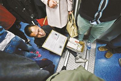 在賣藝時，李大鵬會把判決結(jié)果掛在胸前