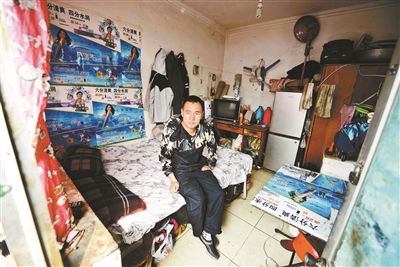 早晨收拾停當(dāng)后，李大鵬準(zhǔn)備前往地鐵賣藝