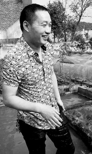 救出小孩上后，楊文利一身糞水。