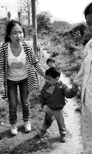 獲救小孩及其母親段曉霞。