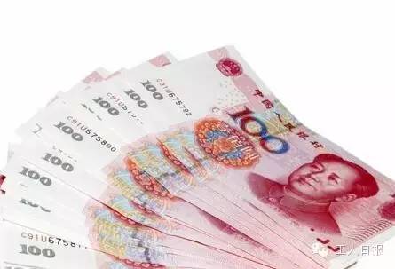 按照4月1日起上海執(zhí)行的月最低工資標(biāo)準(zhǔn)2190元計(jì)算，勞動(dòng)者在5月1日當(dāng)天加班，每天的加班工資至少有302元。如果3天都加班、不調(diào)休，加班工資至少有704元。