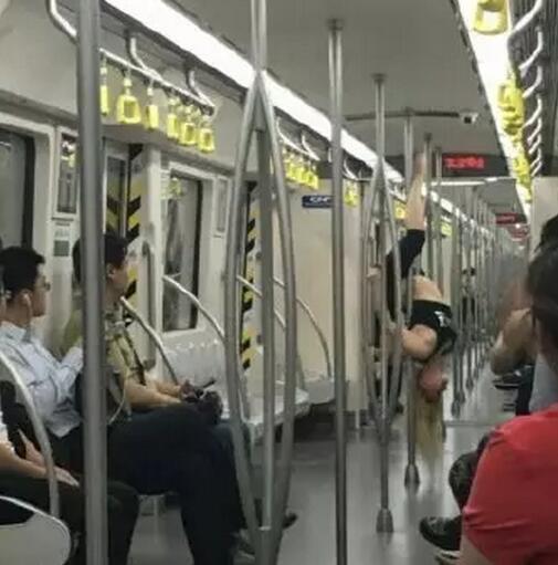 女子在地鐵上跳鋼管舞。