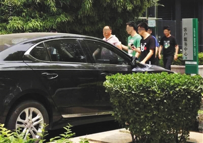 昨日下午，北京警方從新華聯(lián)國際公寓內(nèi)帶出一名男子