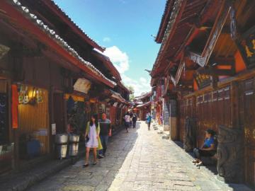 6月3日中午，麗江古城街道上游客稀少。