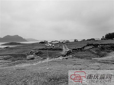 10日，約30輛自駕車被困在長壽湖的這片湖灘上。