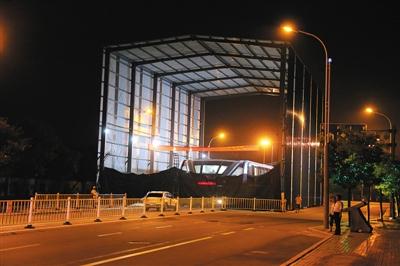 昨日夜間，河北北戴河，“巴鐵”1號試驗地，工作人員正在對車體進行施工檢修。