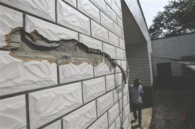 村民家被閃電擊中，墻上的瓷磚被打壞