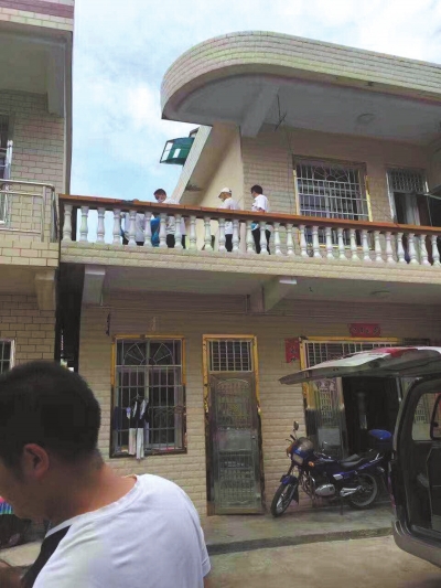 警方在嫌疑人鄰居家二樓露臺(tái)上發(fā)現(xiàn)女孩尸體。 家屬供圖 警方在嫌疑人鄰居家二樓露臺(tái)上發(fā)現(xiàn)女孩尸體。 家屬供圖