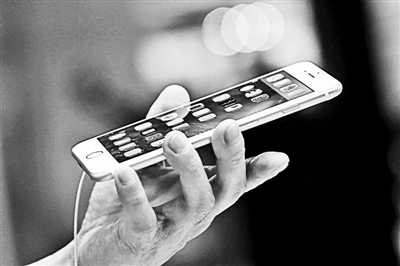 事實(shí)上，很多專業(yè)人士認(rèn)為蘋果回到美國生產(chǎn)不切實(shí)際的真正原因在于美國缺乏足夠的產(chǎn)業(yè)工人和配套產(chǎn)業(yè)鏈。一家風(fēng)險(xiǎn)投資公司的合伙人就表示：“目前美國在消費(fèi)電子產(chǎn)品領(lǐng)域已經(jīng)不具備供應(yīng)鏈。這種供應(yīng)鏈不僅僅指的是原材料和核心部件，而且還包括具有一定能力的熟練技術(shù)工人?！? complete=