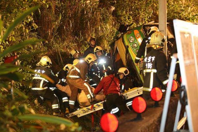 臺灣發(fā)生游覽車翻車坡事故 17人無生命跡象 臺灣發(fā)生游覽車翻車坡事故 17人無生命跡象