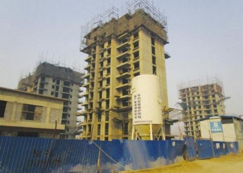 爛尾的現(xiàn)代國(guó)際汽貿(mào)城配套住宅項(xiàng)目。