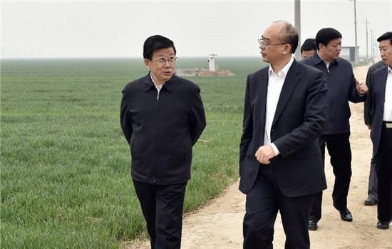 4月3日至4日，河北省委書記、省人大常委會(huì)主任趙克志，省委副書記、省政府黨組書記許勤在雄安新區(qū)調(diào)研。這是趙克志、許勤4日實(shí)地察看雄安新區(qū)核心區(qū)概貌。 圖片來(lái)源：河北新聞網(wǎng)