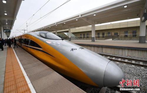 資料圖：2017年3月21日，新型CRH380AJ--0203動車組列車“黃醫(yī)生”從蘭州西車站高速場上線，開始檢測寶蘭客專蘭州西站至東岔站間334公里高鐵行車設(shè)備，寶蘭客專（蘭州局管段）聯(lián)調(diào)聯(lián)試正式啟動。楊艷敏 攝