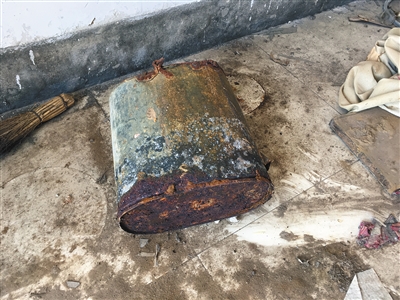 村民參與治理滲坑時使用過的鐵桶，已經被嚴重腐蝕。