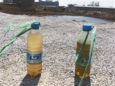 左側水樣取自化肥廠滲坑經過治理的部分，顏色較淺；右側水樣取自同一滲坑未經治理的部分，顏色更深。