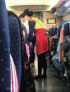 高鐵盒飯價格過高問題，近年來已成為社會熱點話題。高鐵盒飯價格緣何居高不下呢？究竟是盒飯企業(yè)壟斷化經(jīng)營，還是盒飯的成本高？這都需要高鐵相關(guān)部門公開透明，算出明細賬。