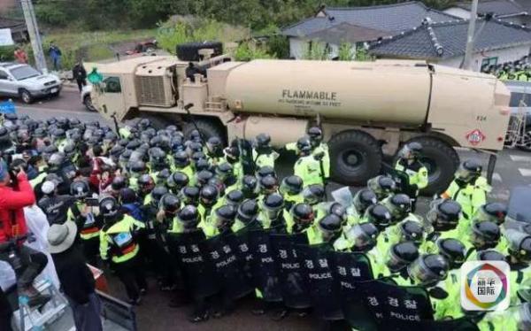 凌晨4時30分左右，駐韓美軍向“薩德”系統(tǒng)部署地星州高爾夫球場運送“薩德”相關裝備。約有20多輛卡車和軍用拖車進入星州高爾夫球場，其中裝有兩臺導彈發(fā)射架、X波段雷達及作戰(zhàn)指控中心等裝備。