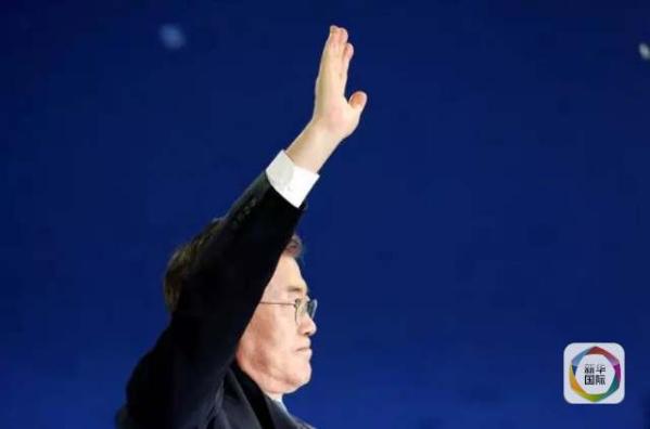 目前民調(diào)領先的共同民主黨候選人文在寅方面當天上午表示，強行在星州部署“薩德”的做法“無視國民意愿和程序”，實際上切斷了下屆政府針對“薩德”相關政策的判斷余地。