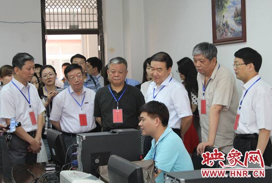 在評卷質(zhì)檢組,工作人員介紹說,今年有四級質(zhì)檢(即小組質(zhì)檢、題組質(zhì)檢、學(xué)科質(zhì)檢、省質(zhì)檢),確保嚴(yán)把質(zhì)量