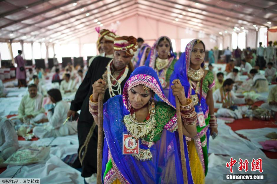 當(dāng)?shù)貢r(shí)間2014年6月15日,印度新德里,印度政府為數(shù)百對貧困新人舉辦集體婚禮。