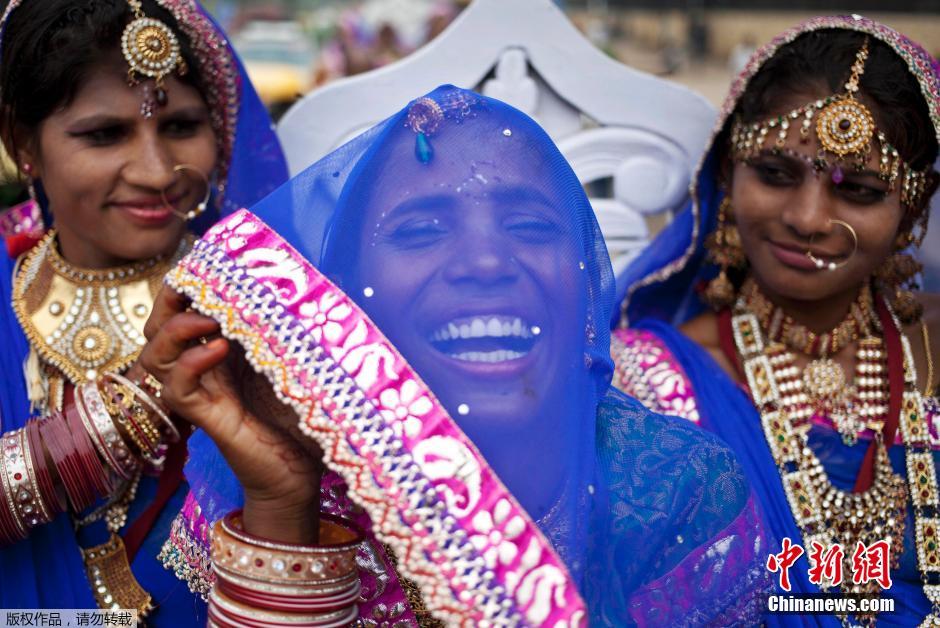 當(dāng)?shù)貢r(shí)間2014年6月15日,印度新德里,印度政府為數(shù)百對貧困新人舉辦集體婚禮。