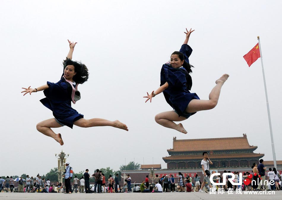 幾名打?qū)W生天安門廣場創(chuàng)意留影。圖片來源：金聞/CFP