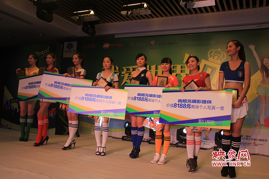 18位足球佳麗通過自我列紹、旗袍走秀、球衣展示三輪比拼，最終8位選手成功勝出。