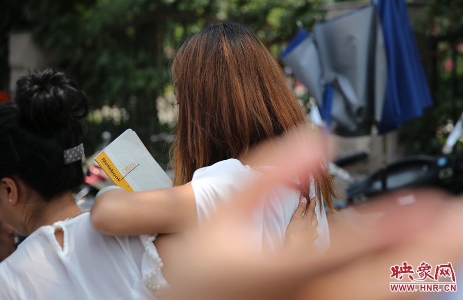 兩名看守?cái)偽坏呐⒁?jiàn)記者拍照離開(kāi)現(xiàn)場(chǎng)。