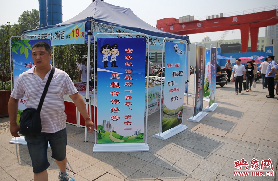 攤位被“圍觀”后，沒(méi)有一單生意，過(guò)往市民叫好。