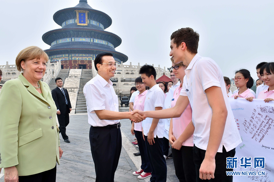 李克強(qiáng)同默克爾與青少年代表親切交流。