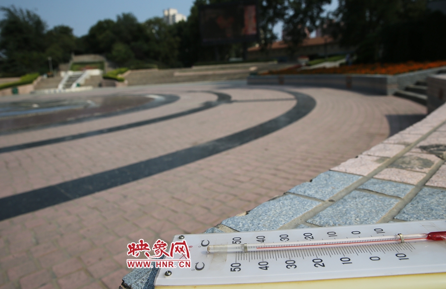 7月8日下午15時(shí)46分，紫荊山公園地表溫度為42度（溫度計(jì)放置地面測量），比人防納涼處高17度。