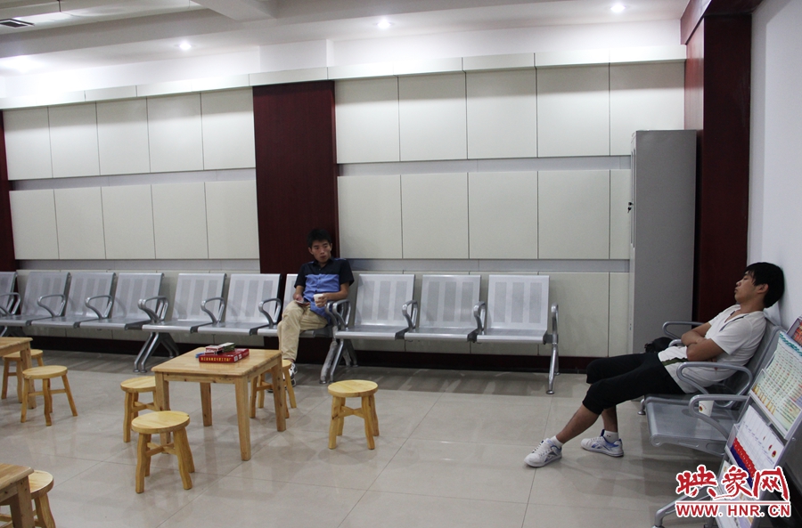 中原區(qū)人防納涼場所（桐柏路與中原路交叉口），市民在22度的室內(nèi)休息，并配有棋牌和飲用水。